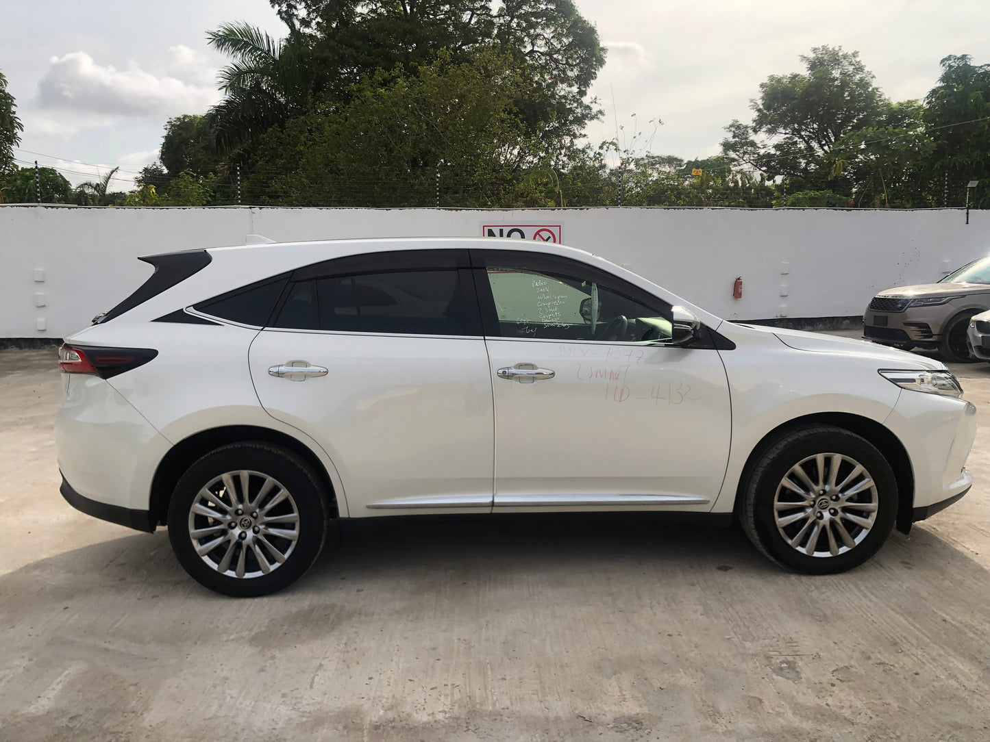 709. Toyota Harrier Premium 2017