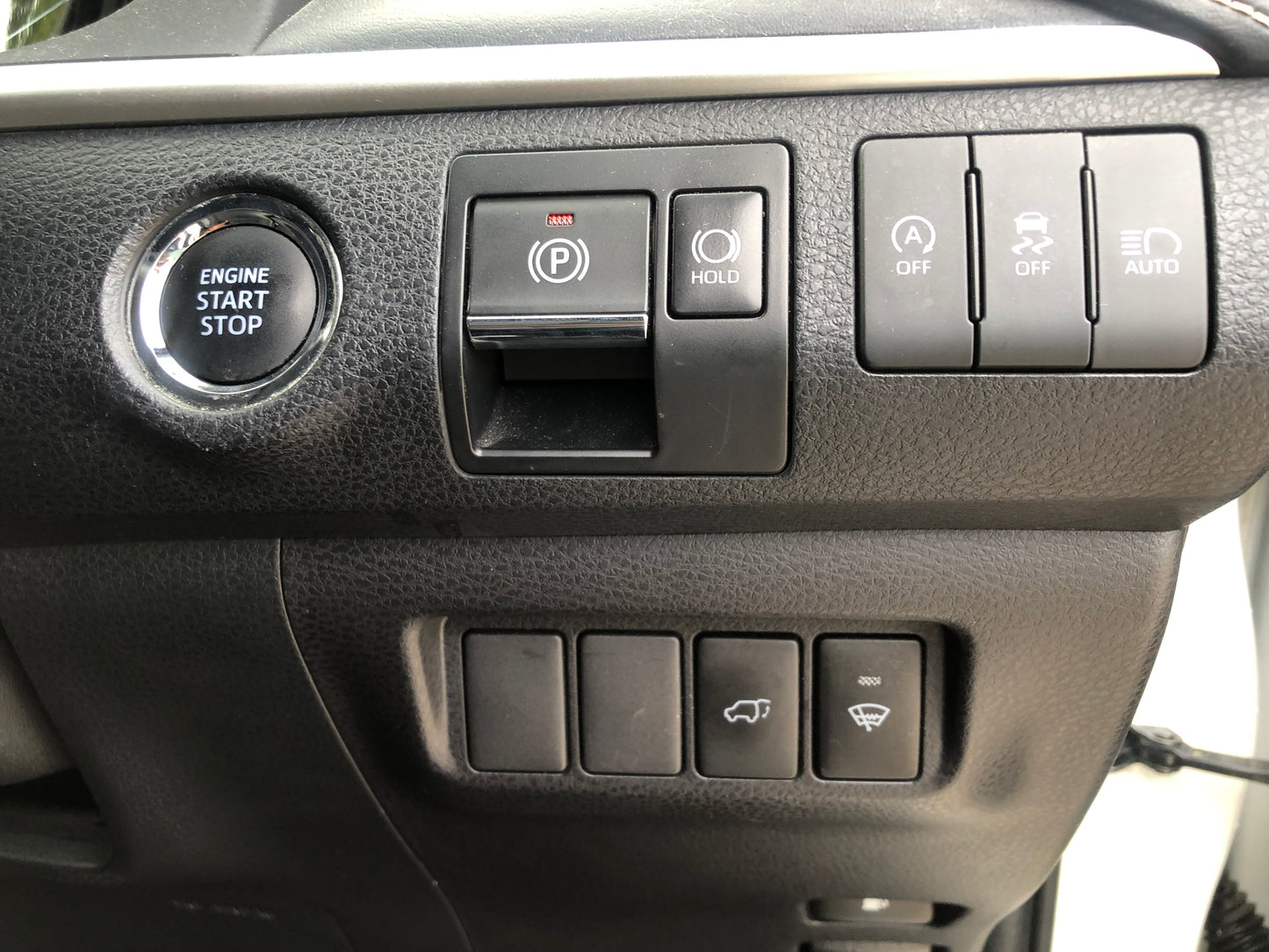 709. Toyota Harrier Premium 2017