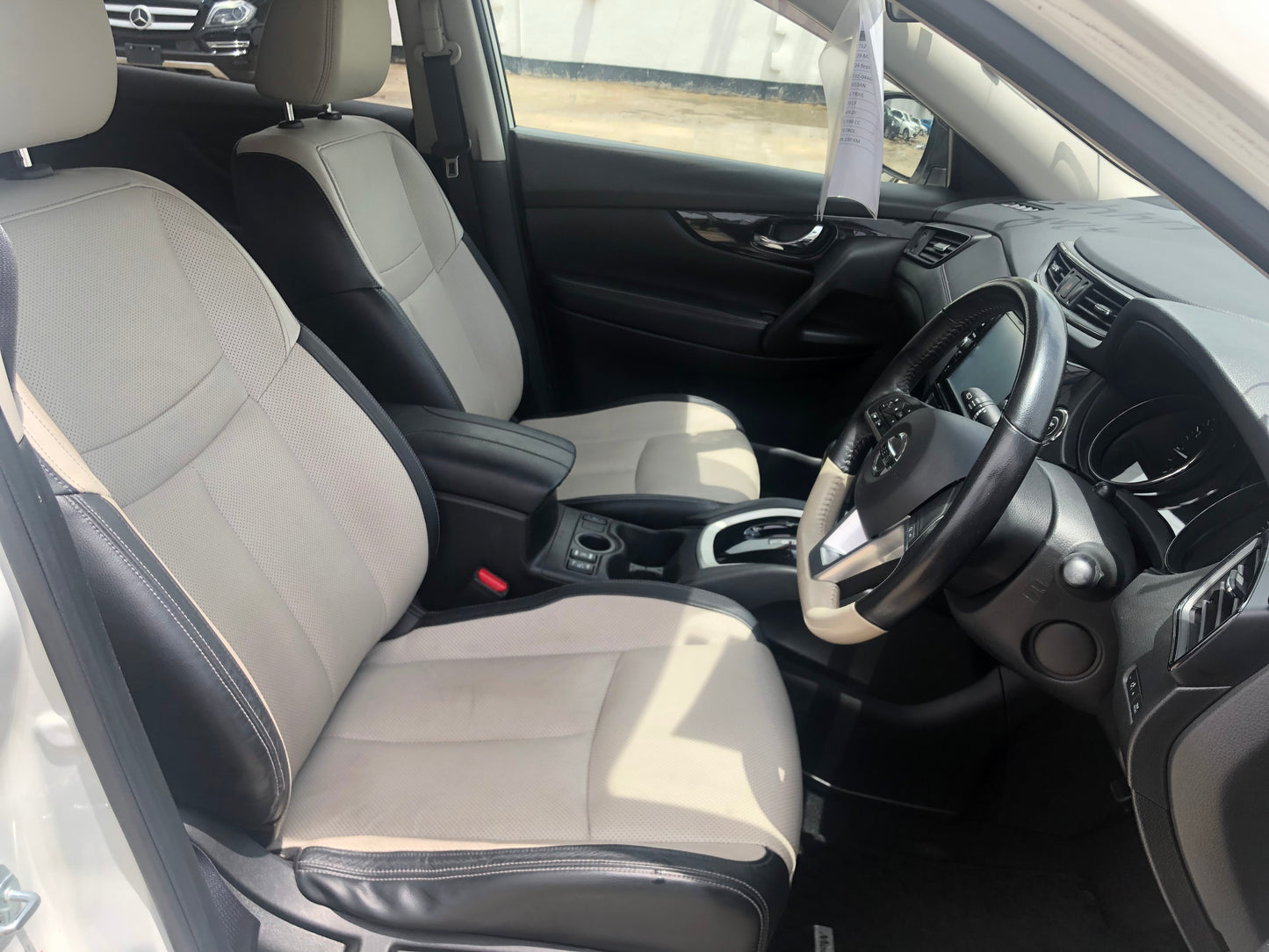 712. Nissan X-Trail Mode Premiere High Contrast Interior 2017