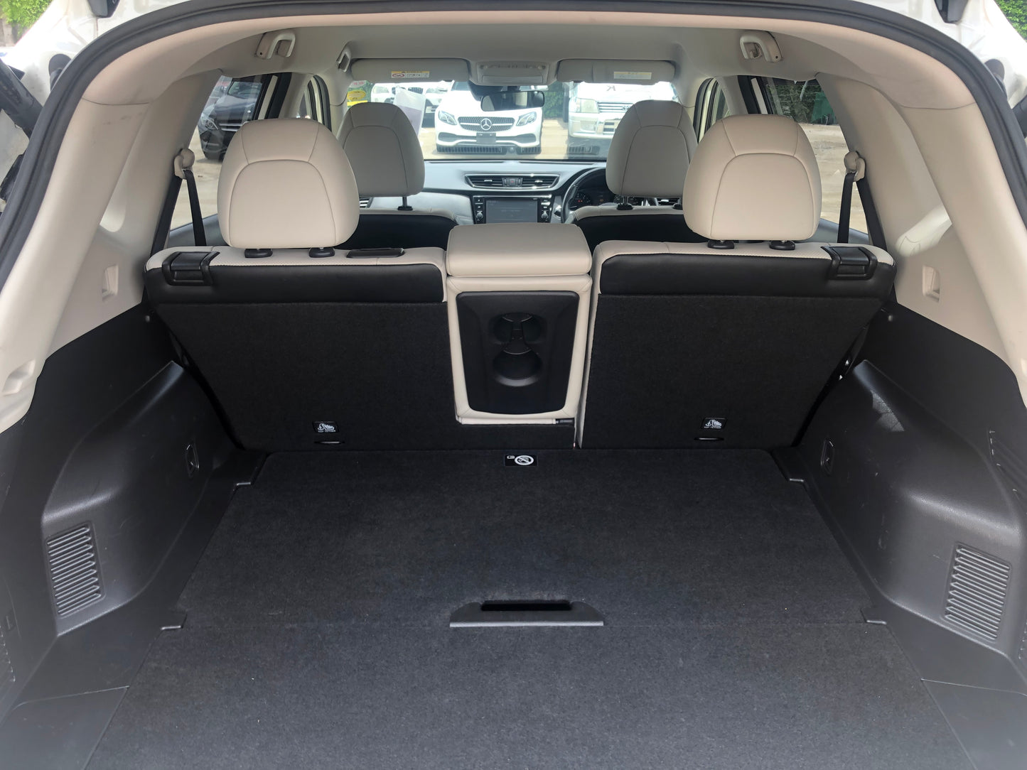 712. Nissan X-Trail Mode Premiere High Contrast Interior 2017