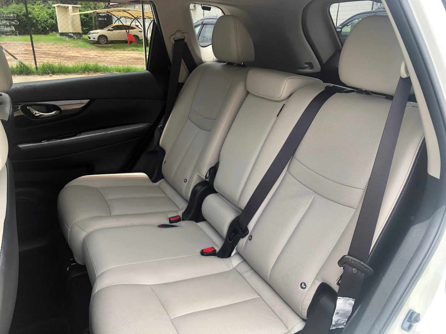712. Nissan X-Trail Mode Premiere High Contrast Interior 2017