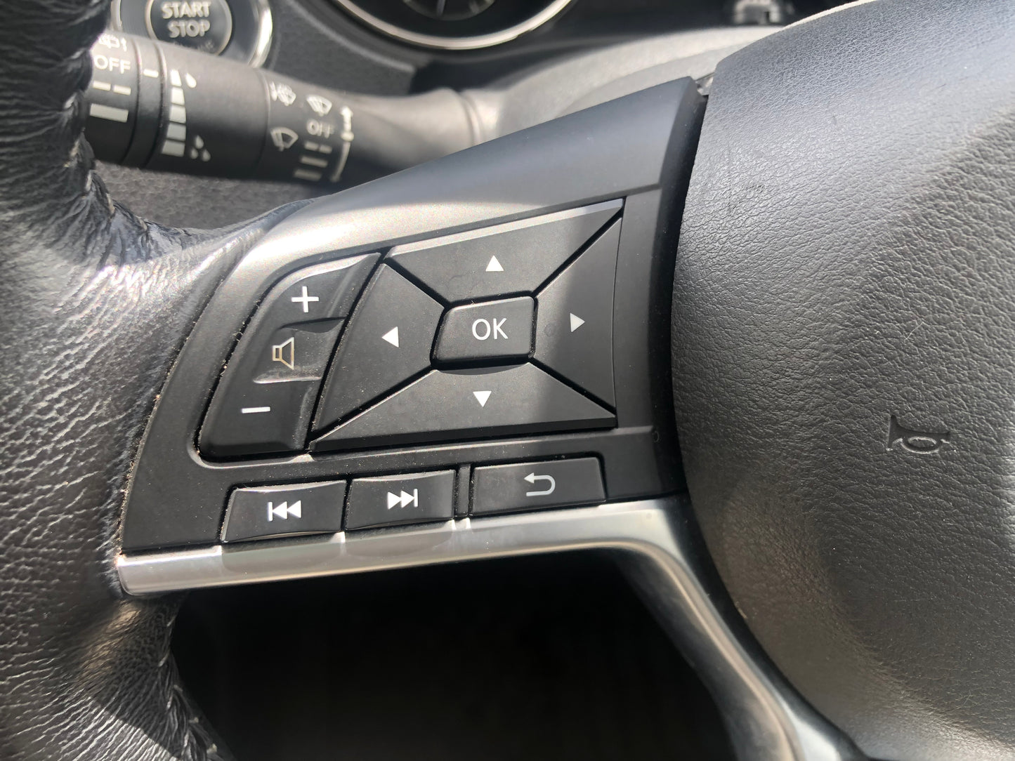 712. Nissan X-Trail Mode Premiere High Contrast Interior 2017
