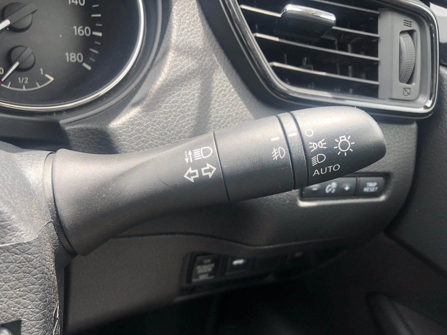 712. Nissan X-Trail Mode Premiere High Contrast Interior 2017