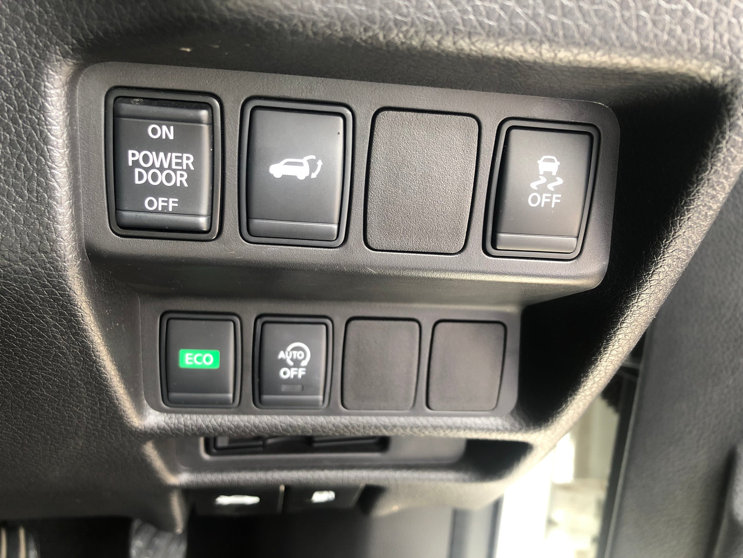 712. Nissan X-Trail Mode Premiere High Contrast Interior 2017