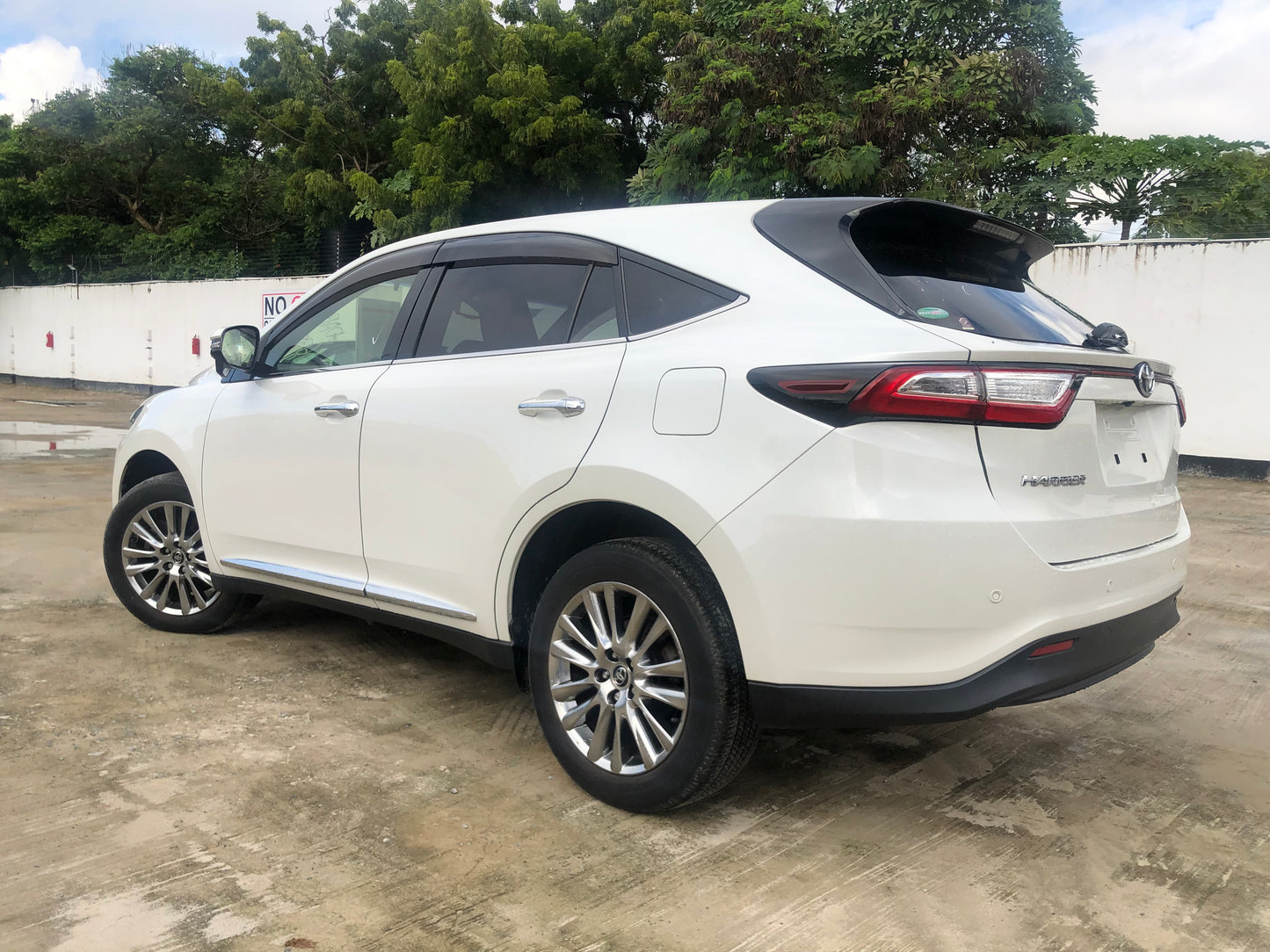 745 Toyota Harrier Premium Metal and Leather Package 2018