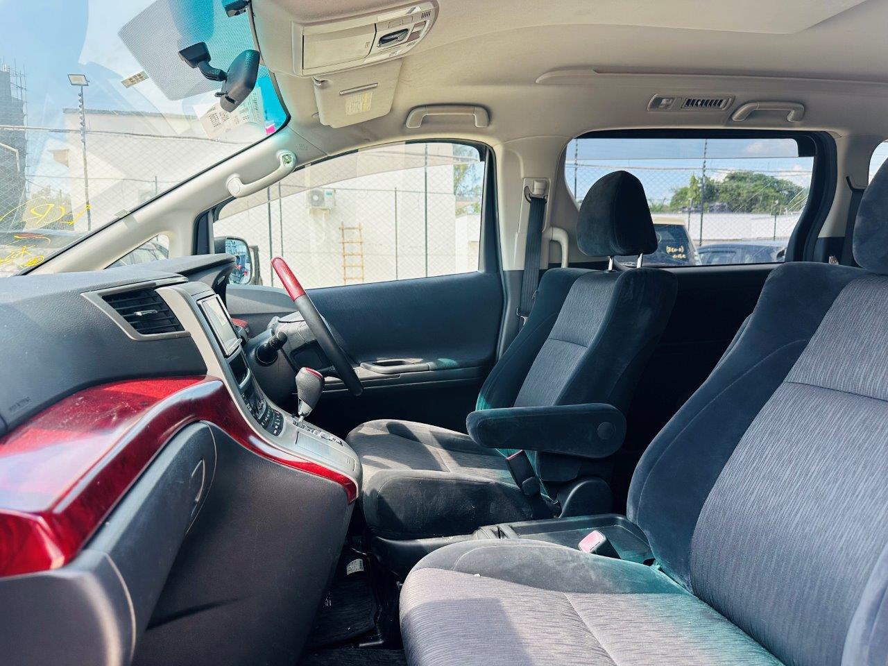 445. Toyota Alphard 240S 2010