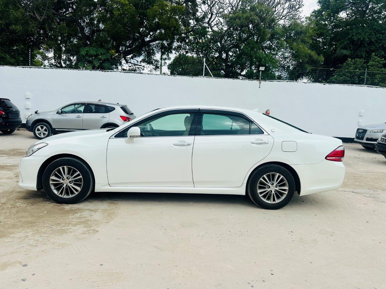 549 Toyota Crown ROYAL SALOON I-FOUR 2010