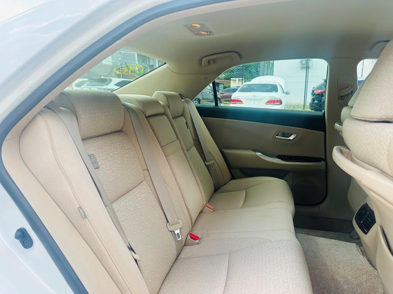 549 Toyota Crown ROYAL SALOON I-FOUR 2010