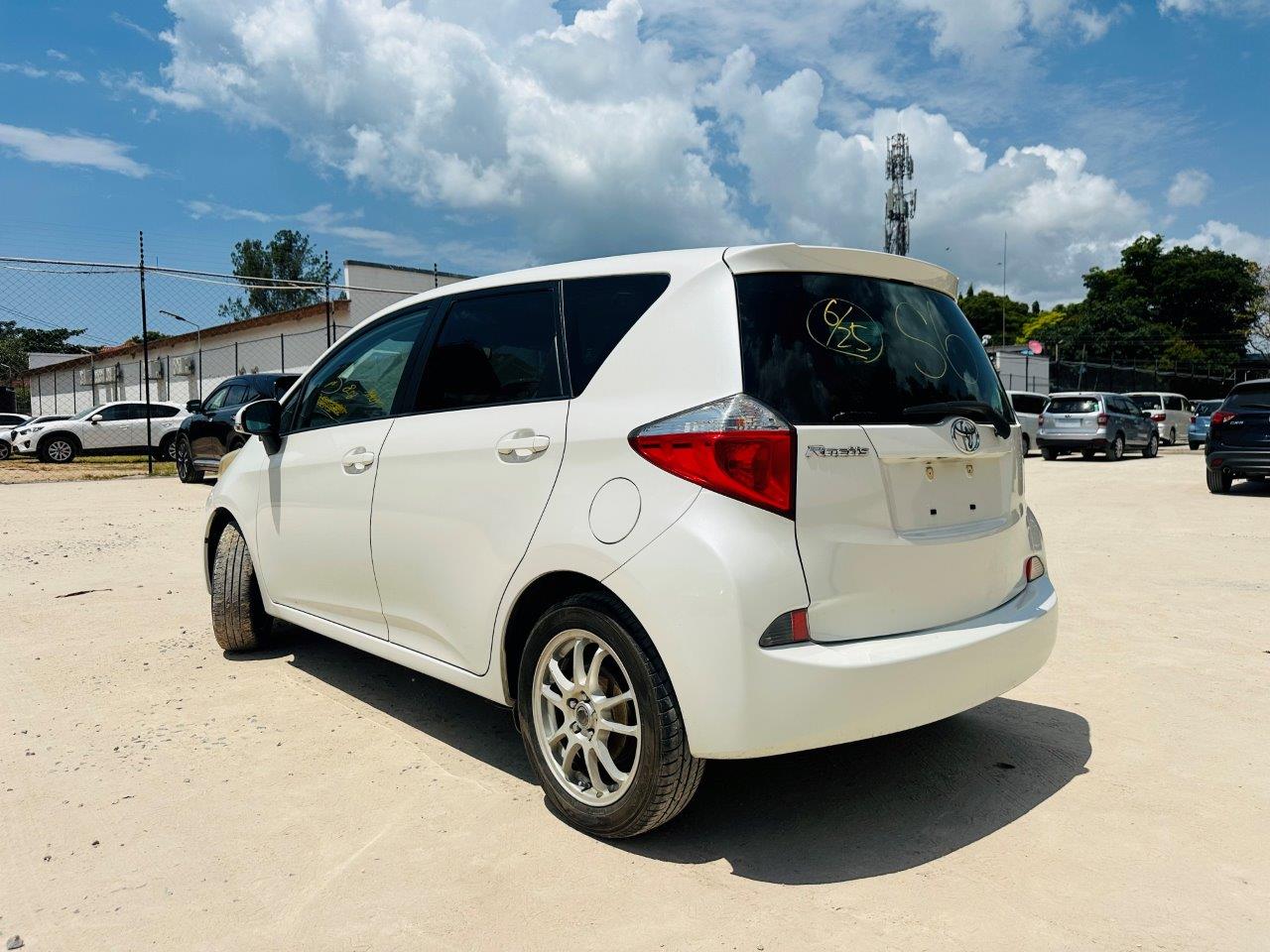 565. Toyota Ractis X 2011