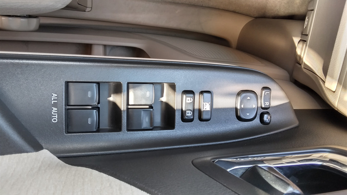 820. Toyota Alphard 240X 2012