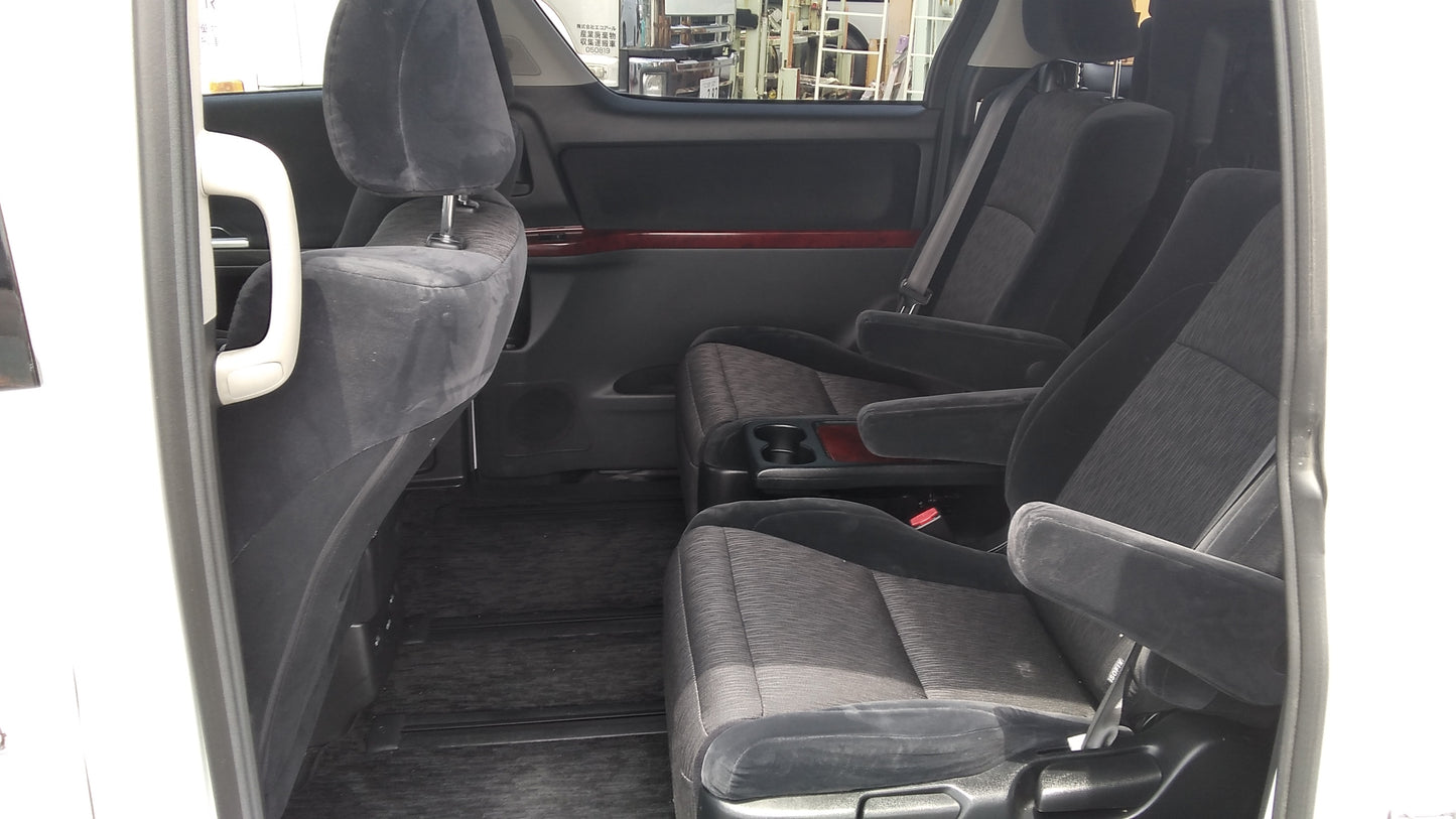821. Toyota Alphard 240S 2008