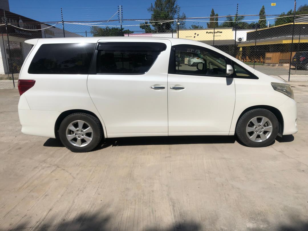 820. Toyota Alphard 240X 2012