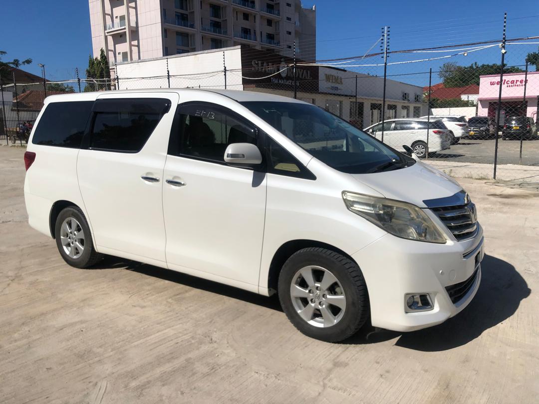 820. Toyota Alphard 240X 2012