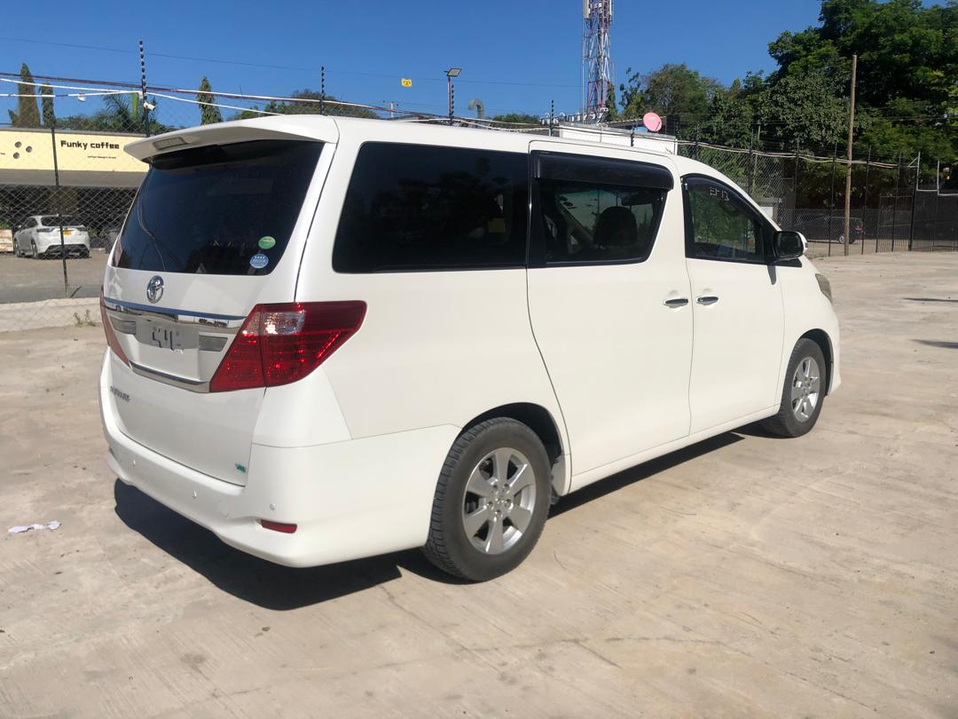 820. Toyota Alphard 240X 2012