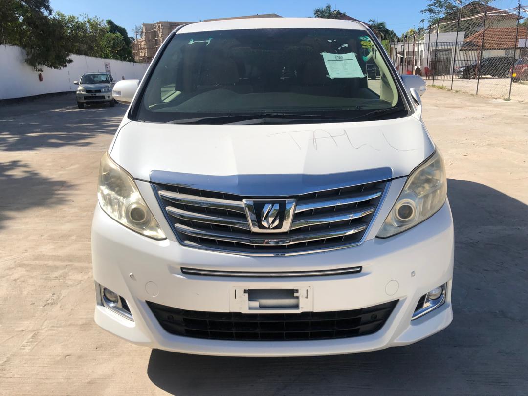 820. Toyota Alphard 240X 2012