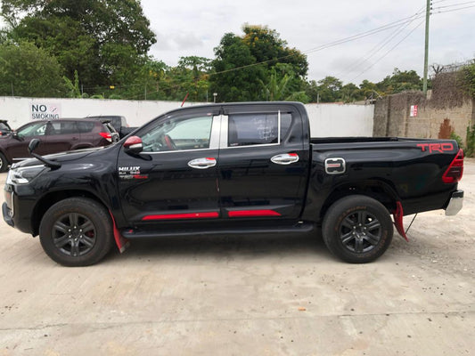 880 TOYOTA HILUX 4WD Z 2020 brand new tires, very low milage