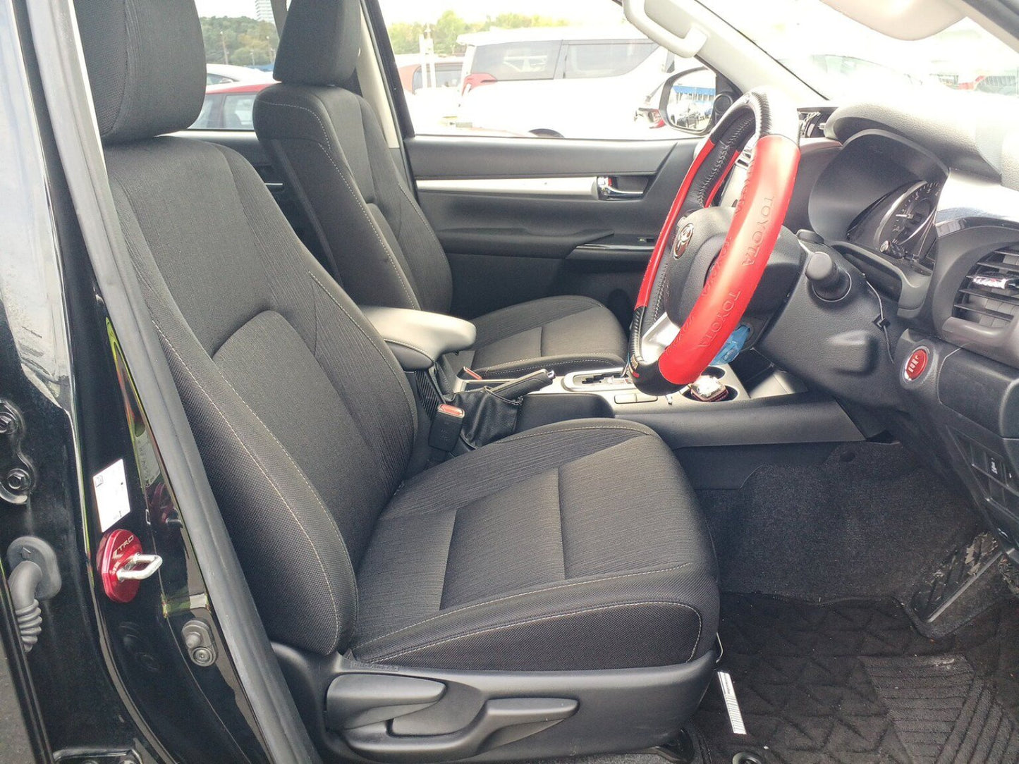 880 TOYOTA HILUX 4WD Z 2020 brand new tires, very low milage