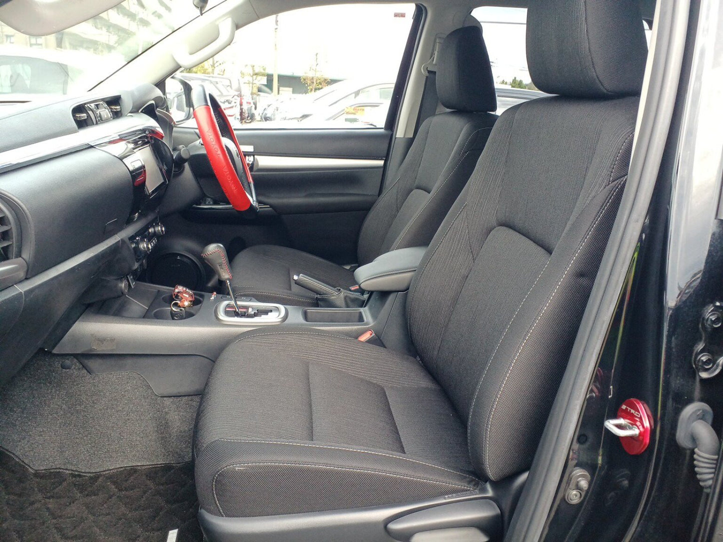 880 TOYOTA HILUX 4WD Z 2020 brand new tires, very low milage