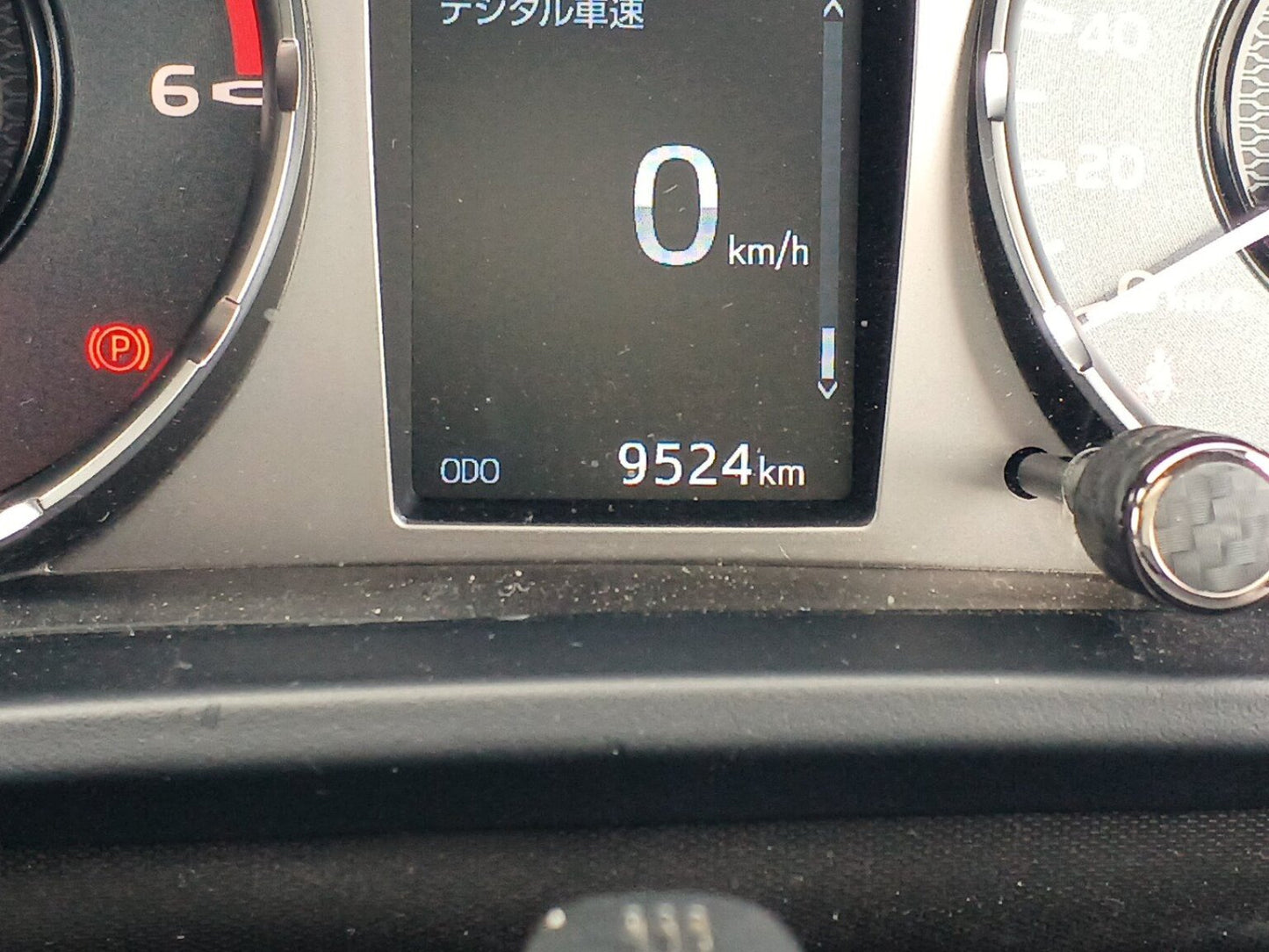 880 TOYOTA HILUX 4WD Z 2020 brand new tires, very low milage