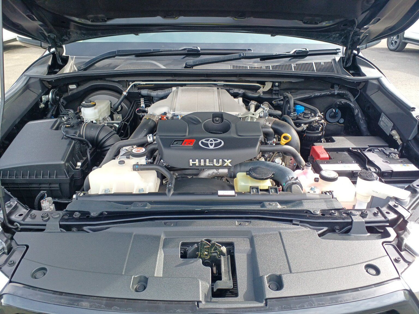 880 TOYOTA HILUX 4WD Z 2020 brand new tires, very low milage