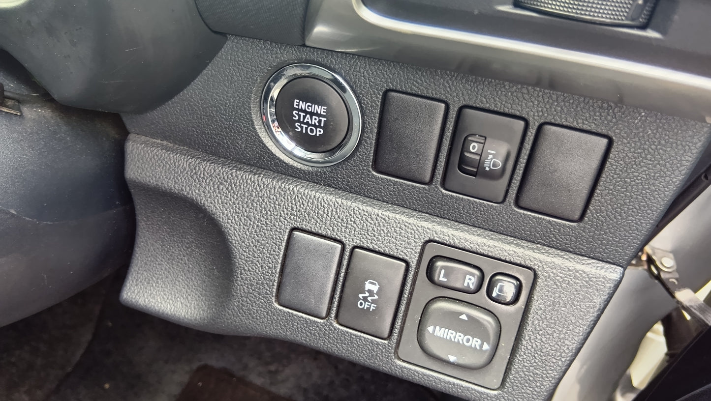 1032 TOYOTA RACTIS G 2012