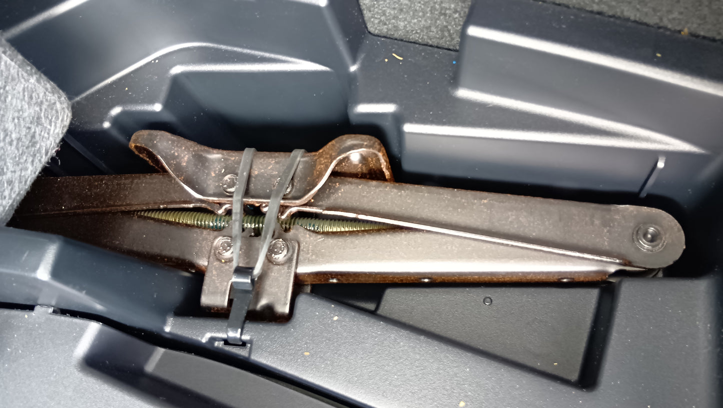 1033. HARRIER PREMIUM 2018 Mileage: 34,272 Km