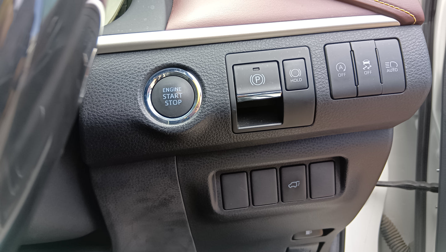1033. HARRIER PREMIUM 2018 Mileage: 34,272 Km
