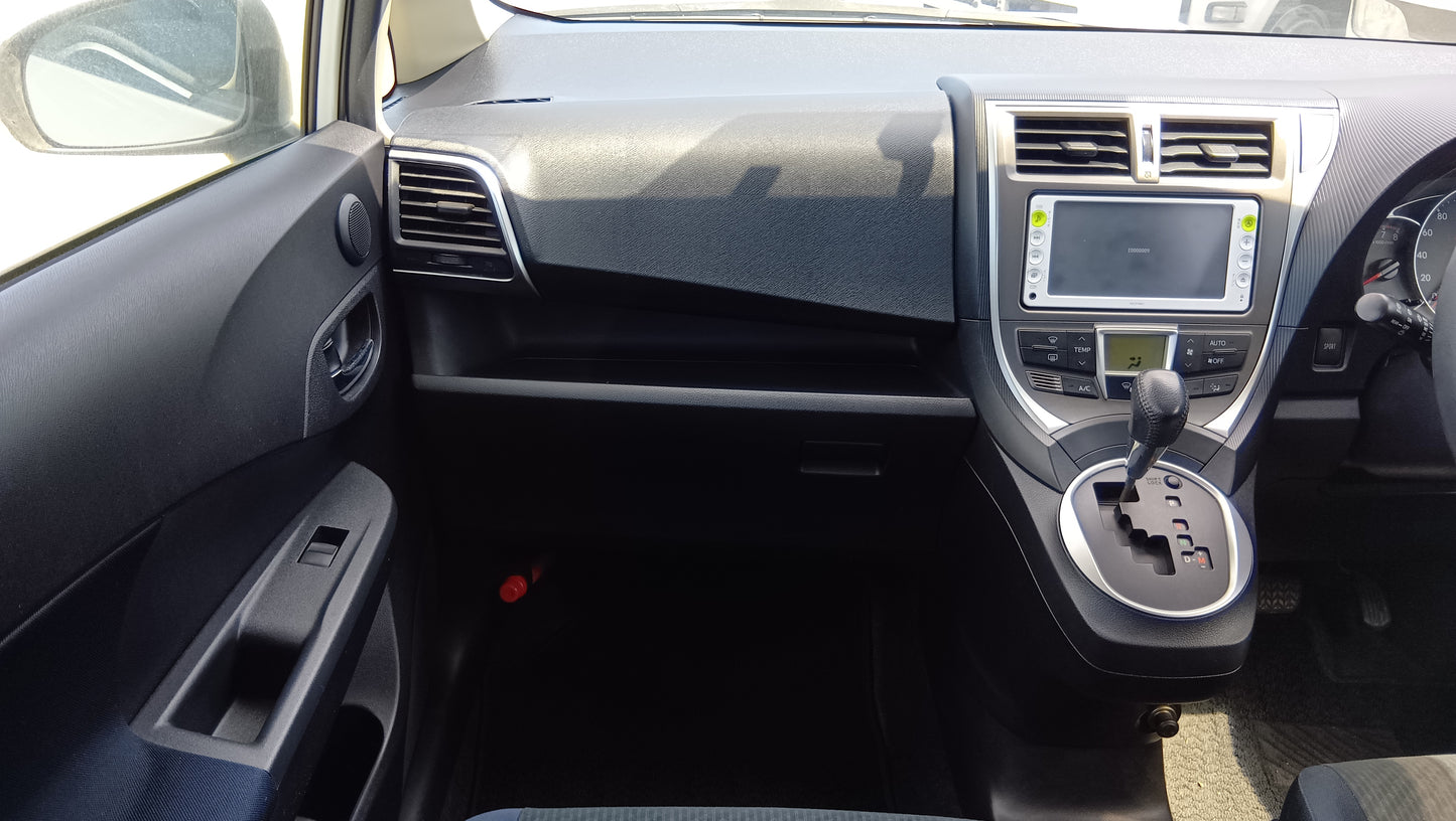 1049 TOYOTA RACTIS G 2010