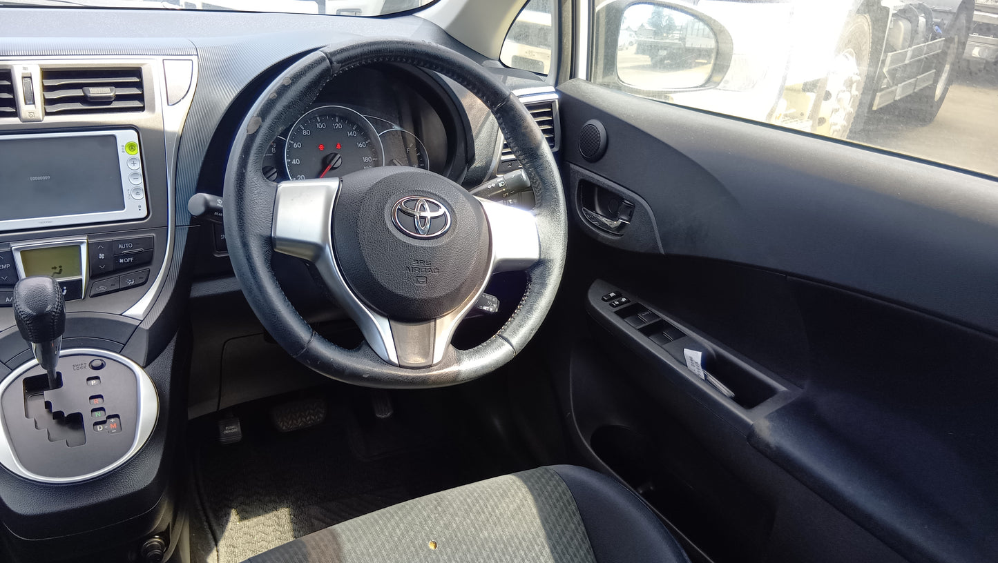 1049 TOYOTA RACTIS G 2010