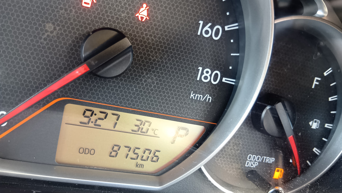 1049 TOYOTA RACTIS G 2010