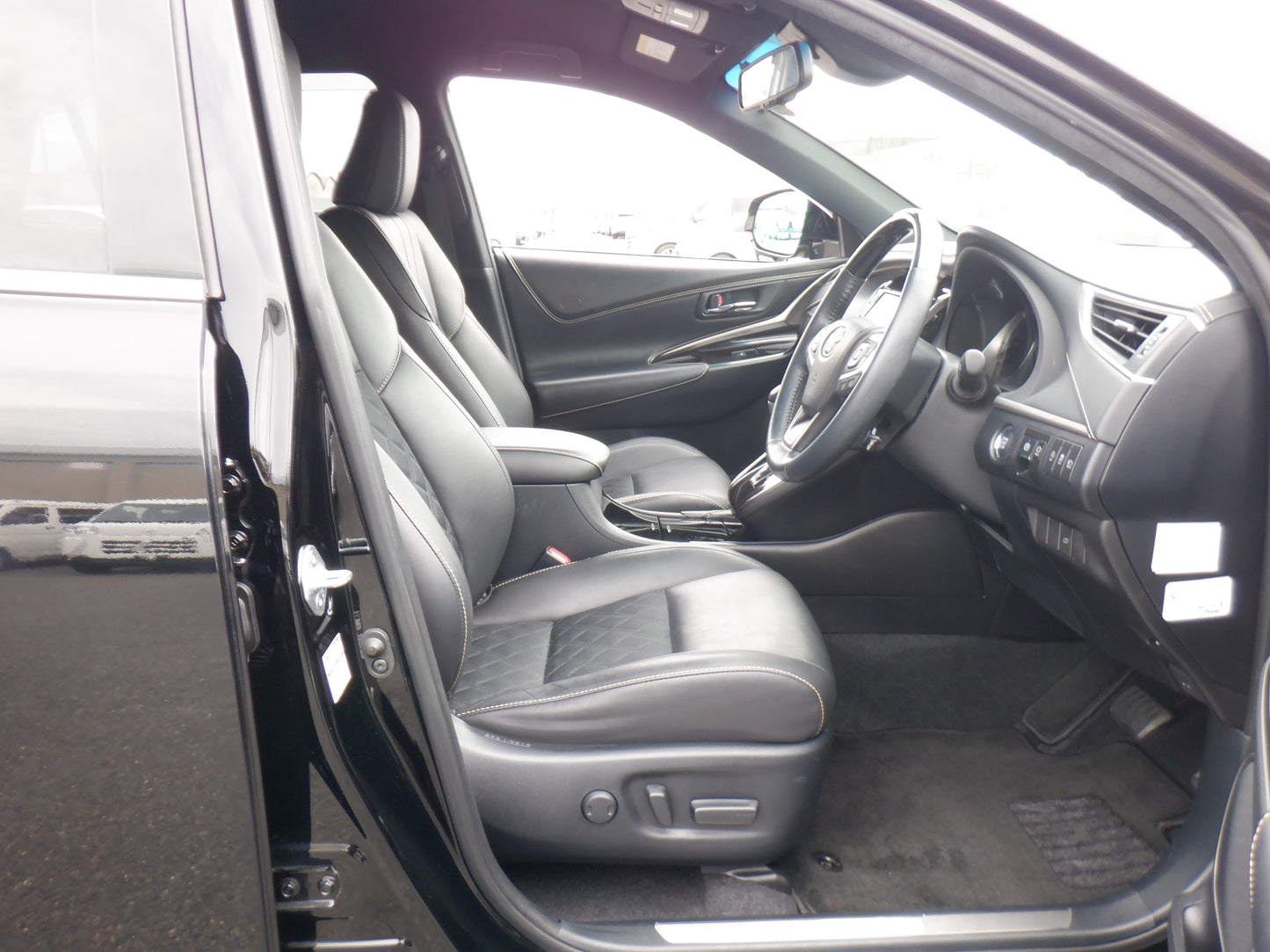 1070 TOYOTA HARRIER PREMIUM 2018 ZSU60-0155235