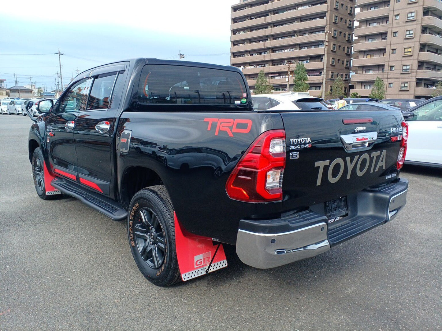 880 TOYOTA HILUX 4WD Z 2020 brand new tires, very low milage