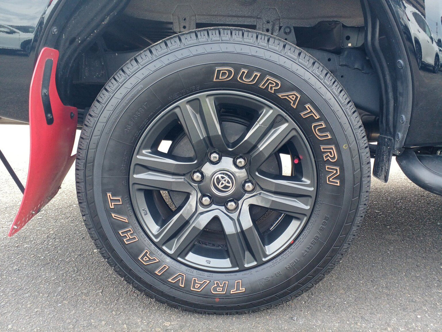 880 TOYOTA HILUX 4WD Z 2020 brand new tires, very low milage