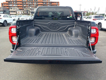880 TOYOTA HILUX 4WD Z 2020 brand new tires, very low milage