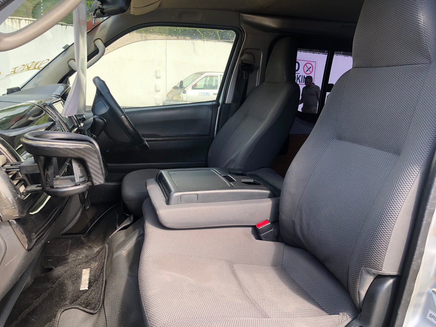 715 TOYOTA HIACE DX 2013