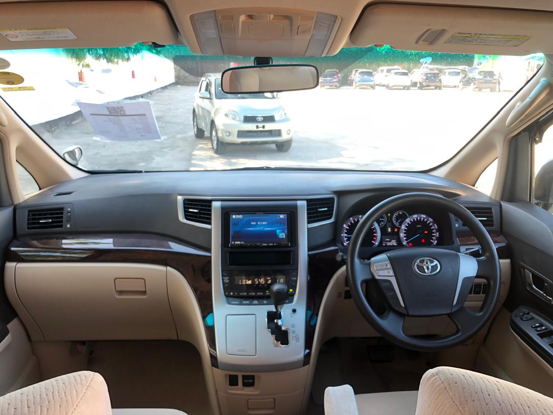 820. Toyota Alphard 240X 2012