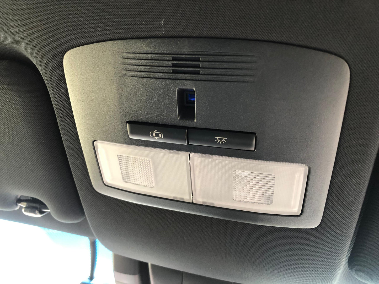 1033. HARRIER PREMIUM 2018 Mileage: 34,272 Km