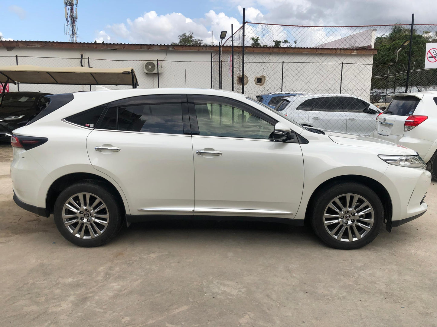 1033. HARRIER PREMIUM 2018 Mileage: 34,272 Km