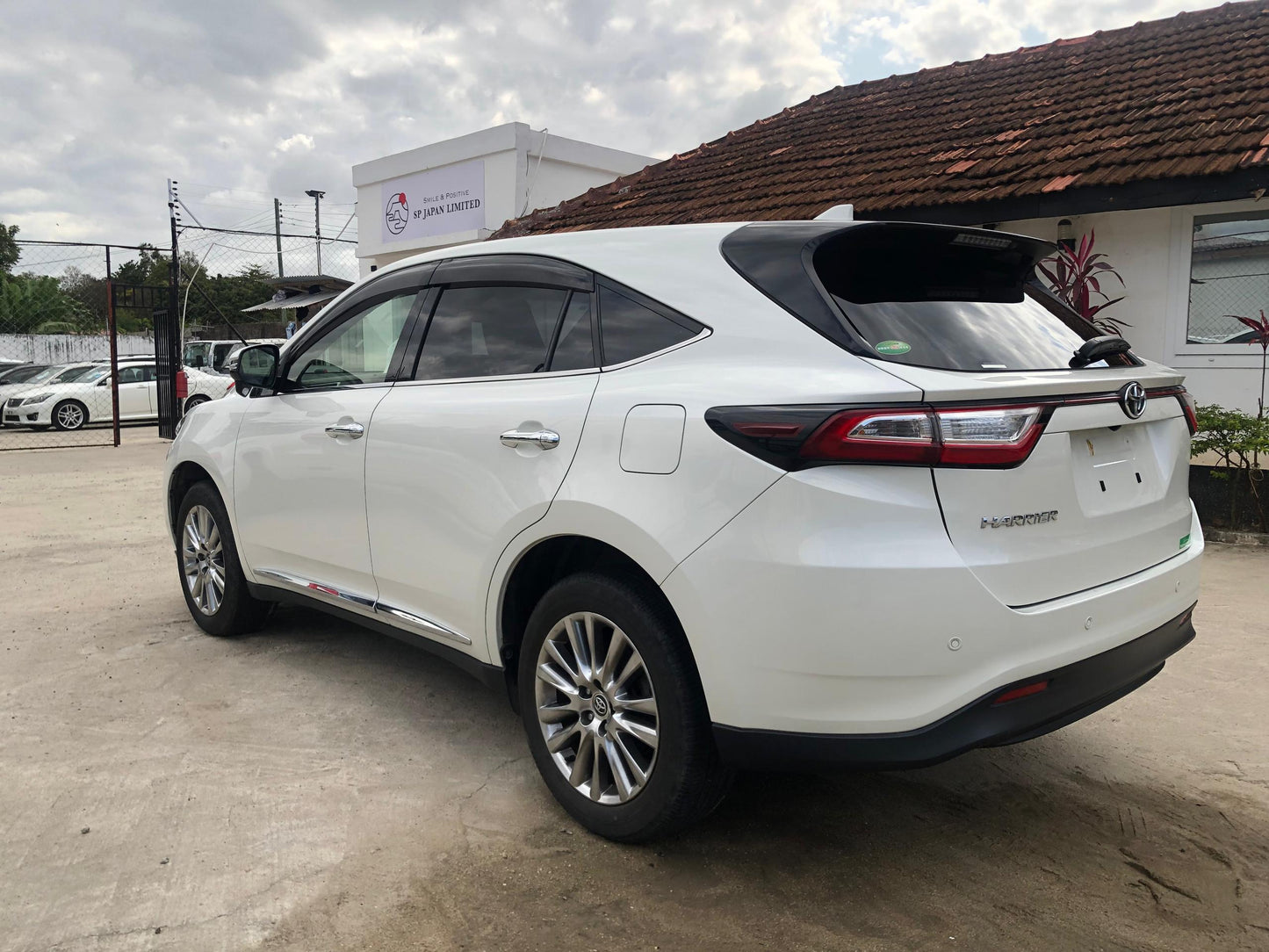 1033. HARRIER PREMIUM 2018 Mileage: 34,272 Km
