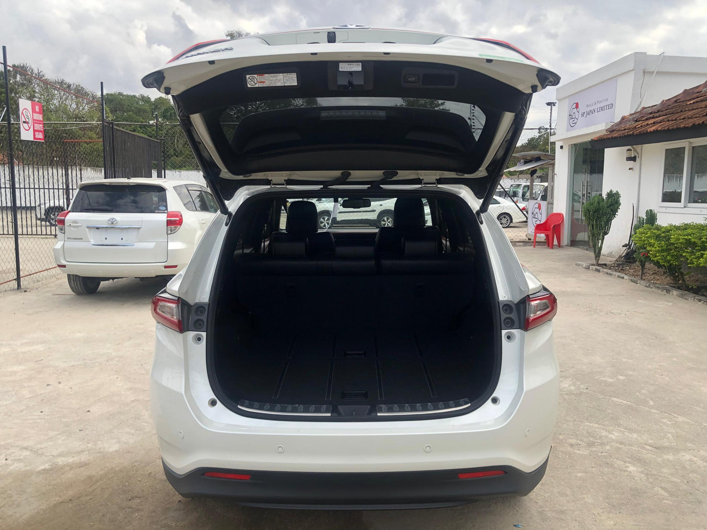 1033. HARRIER PREMIUM 2018 Mileage: 34,272 Km