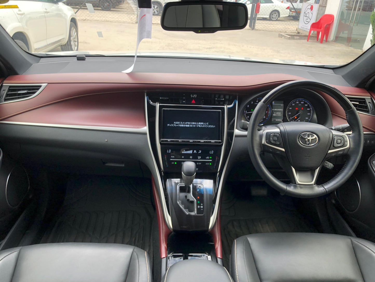 1033. HARRIER PREMIUM 2018 Mileage: 34,272 Km