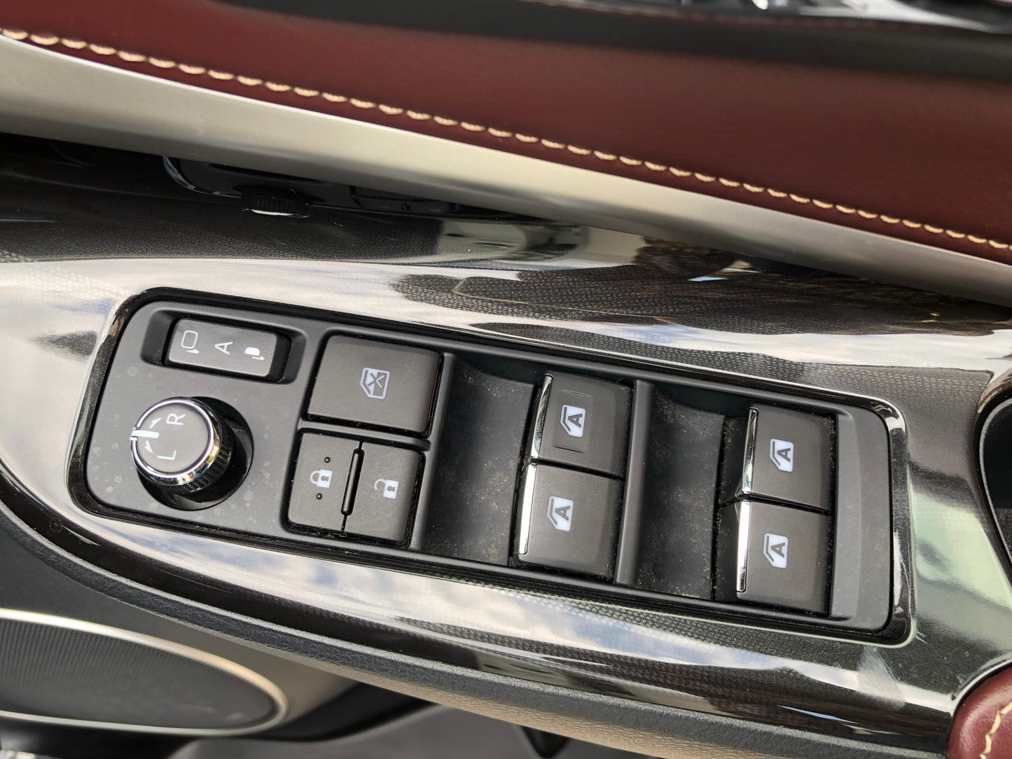 1033. HARRIER PREMIUM 2018 Mileage: 34,272 Km