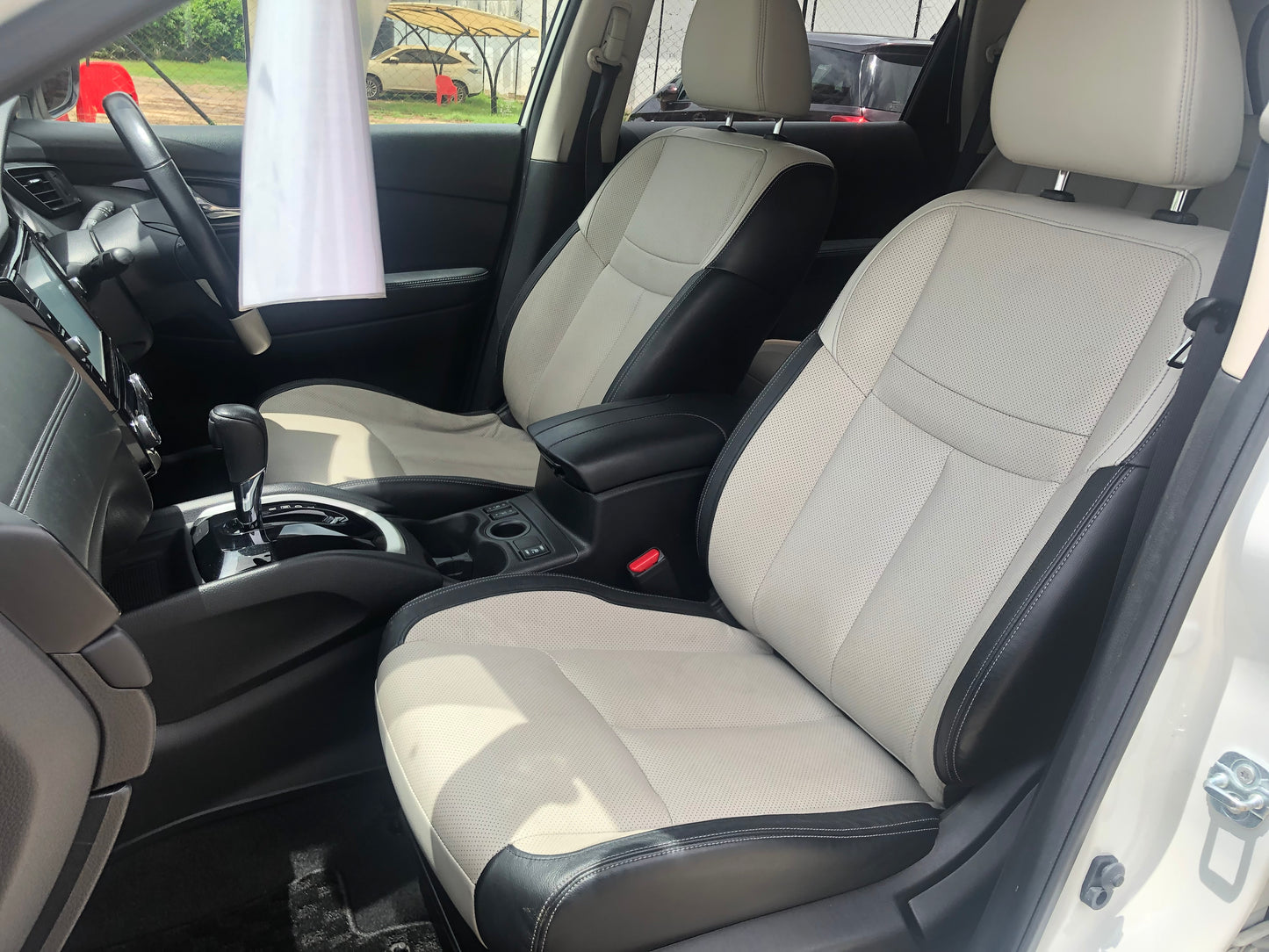 712. Nissan X-Trail Mode Premiere High Contrast Interior 2017