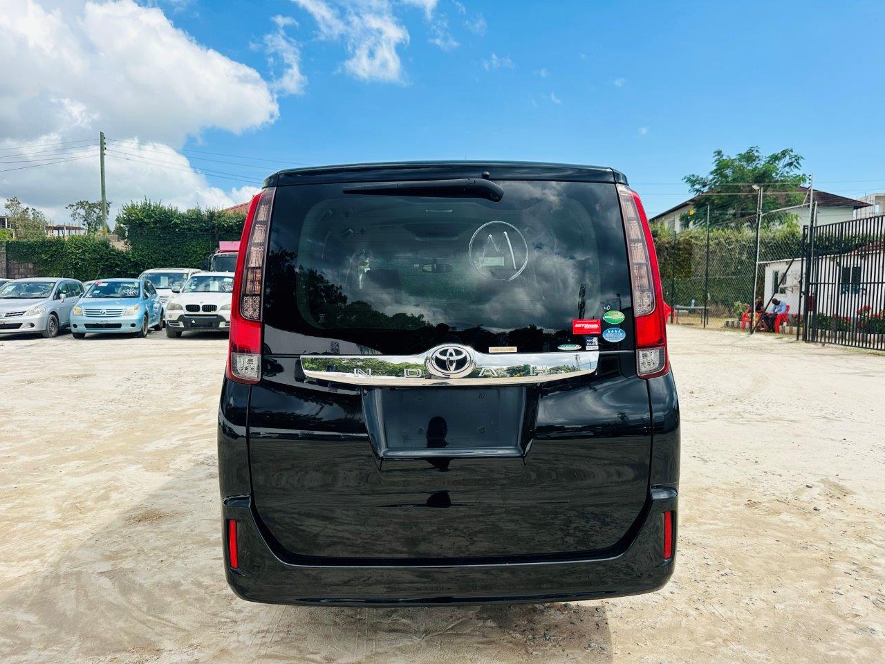 596 Toyota Noah G 2014