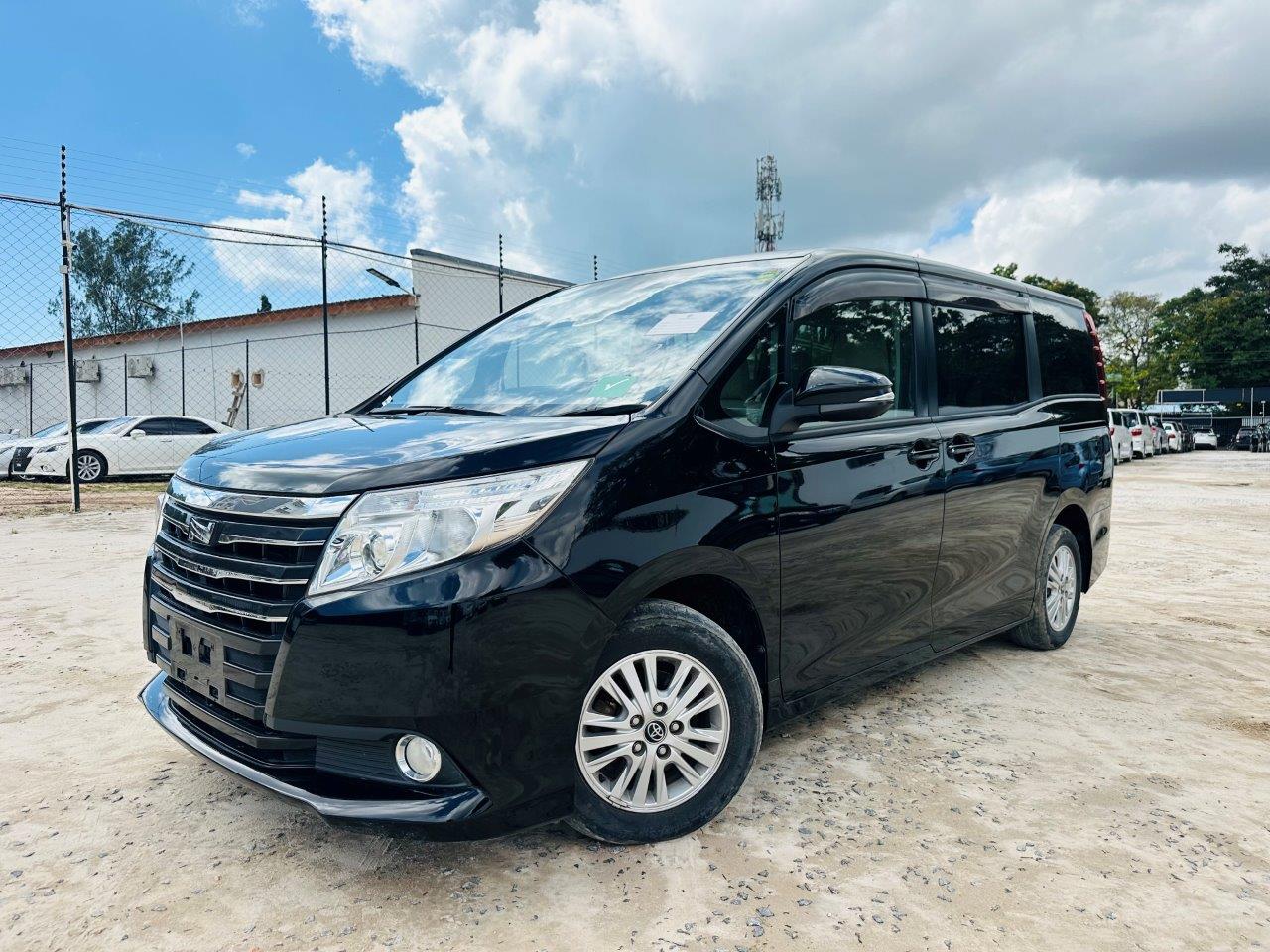 596 Toyota Noah G 2014