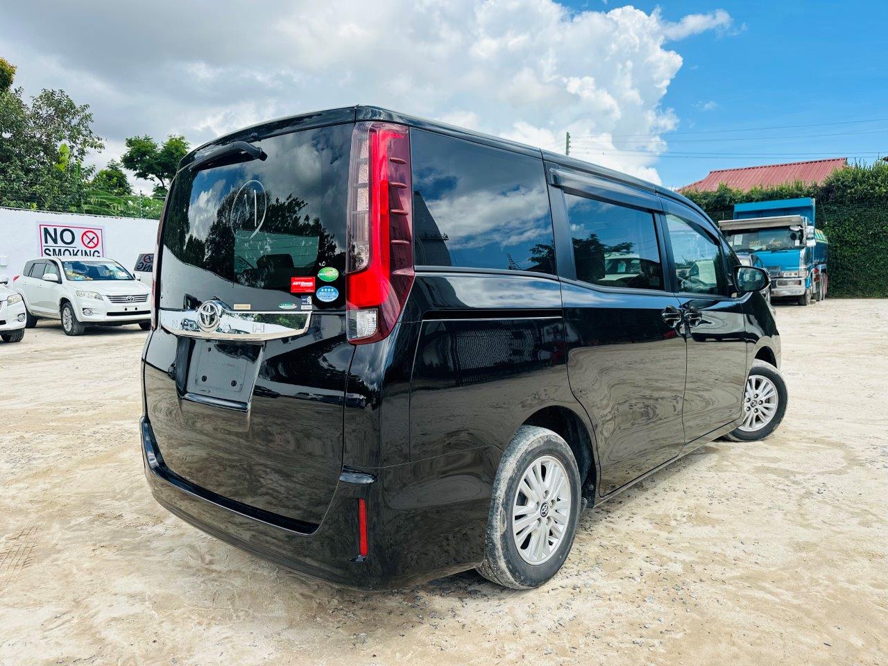 596 Toyota Noah G 2014