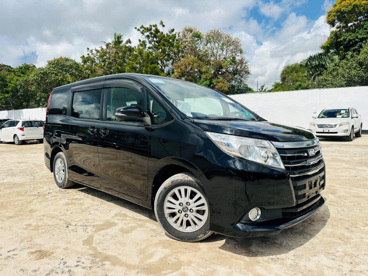 596 Toyota Noah G 2014