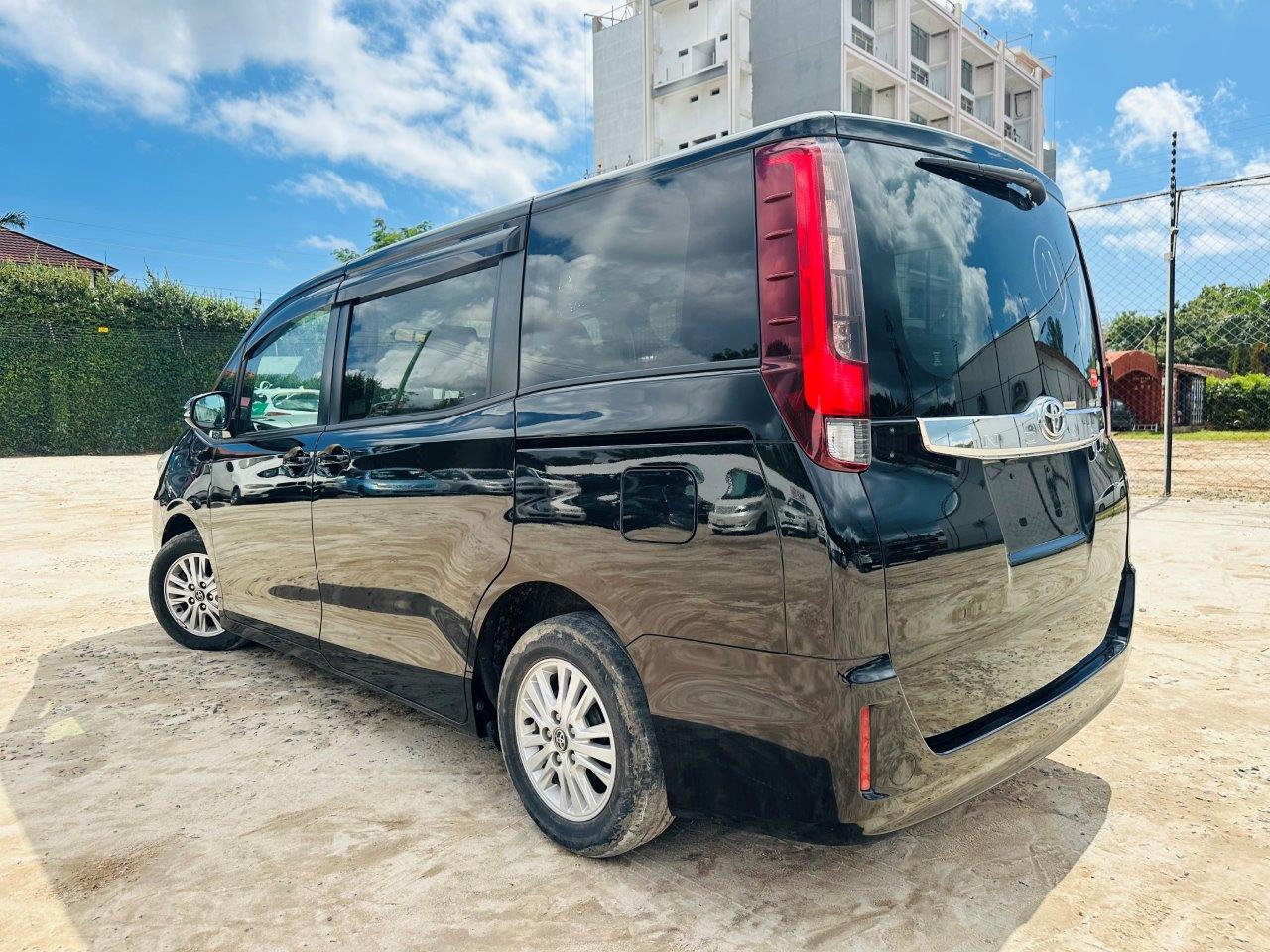 596 Toyota Noah G 2014