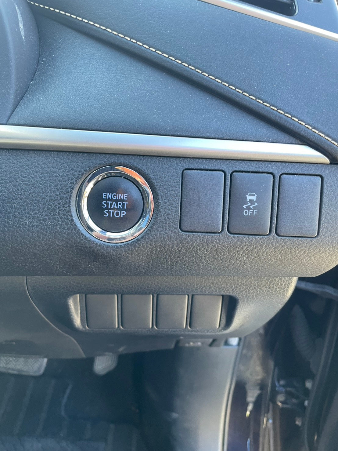 1072  TOYOTA HARRIER  Elegance  2014 / Milage: 146,482Km