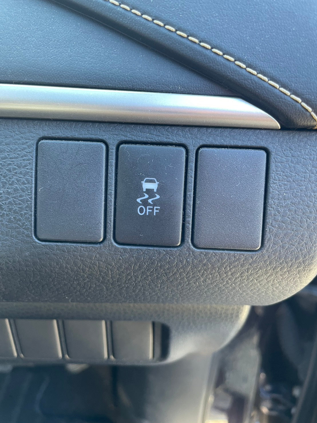 1072  TOYOTA HARRIER  Elegance  2014 / Milage: 146,482Km